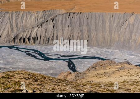 La rivière Spiti tressée coule le long de falaises abruptes et érodées de limon près de Pangmo. Banque D'Images