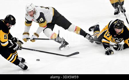 Pittsburgh, États-Unis. 01 mars 2026. L'aile droite des Golden Knights de Vegas Reilly Smith (19 ans) joue la rondelle entre le défenseur des Penguins de Pittsburgh Ryan Shea (5 ans) et l'aile droite des Penguins de Pittsburgh Bryan Rust (17 ans) lors de la première période au PPG Paints Arena de Pittsburgh le dimanche 1er mars 2026. Photo par Archie Carpenter/UPI. Crédit : UPI/Alamy Live News Banque D'Images