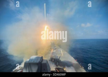 Le destroyer USS Spruance (DDG 111) de classe Arleigh Burke tire un missile d'attaque terrestre Tomahawk (TLAM) en soutien à l'opération Epic Fury, le 28 février 2026. (Photo de l'US Navy) Banque D'Images