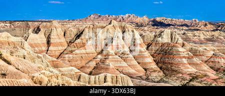 Vue panoramique panoramique sur les formations rocheuses rayées colorées et les vastes paysages accidentés depuis Panorama point dans le parc national des Badlands, Dakota du Sud. Banque D'Images