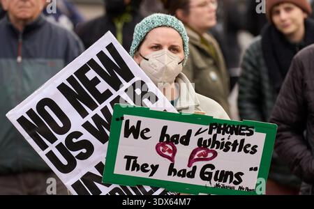 Les gens protestent contre les politiques d'immigration du gouvernement et les attaques israélo-américaines contre l'Iran à Eugene, Oregon, le 28 février 2026. Banque D'Images