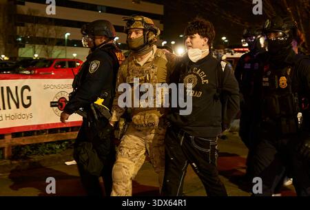 Des agents fédéraux arrêtent des manifestants à Eugene, Oregon, le 28 février 2026, lors d'une manifestation contre les politiques d'immigration et la guerre américaine contre l'Iran. Banque D'Images