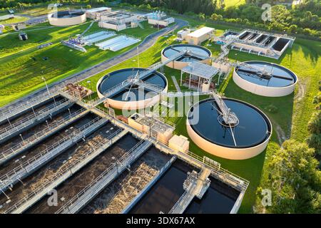 Installation de nettoyage de l'eau de ville à l'usine de traitement des eaux usées. Procédé de purification pour éliminer des produits chimiques indésirables, des solides en suspension et des gaz Banque D'Images