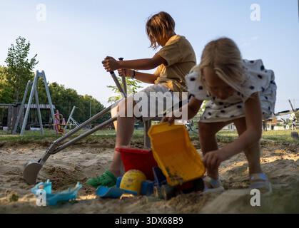 Enfants jouant ensemble dans le bac à sable Banque D'Images