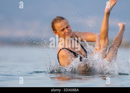 Mère et enfant jouant dans l'eau de mer Banque D'Images
