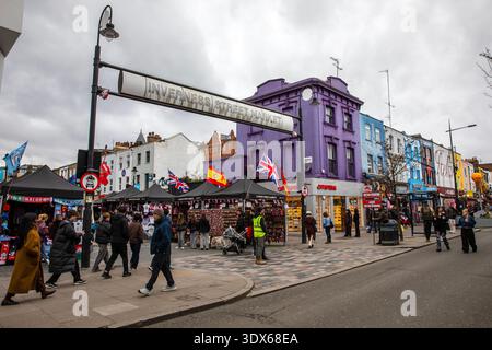 Londres, Royaume-Uni - 23 février 2026 : vue sur Inverness Street Market et Camden High Street à Camden, Londres, Royaume-Uni. Banque D'Images
