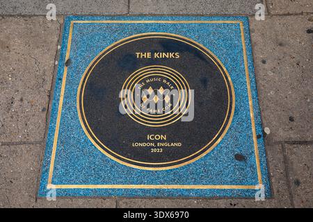 Londres, Royaume-Uni - 23 février 2026 : gros plan d'une plaque sur Camden High Street à Londres, commémorant le groupe emblématique The Kinks - l'une des plaques de Cam Banque D'Images