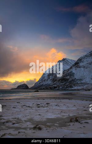 Vue sur un coucher de soleil hivernal sur la célèbre plage Haukland. Vestvagoy, Nordland, Îles Lofoten, Norvège. Banque D'Images