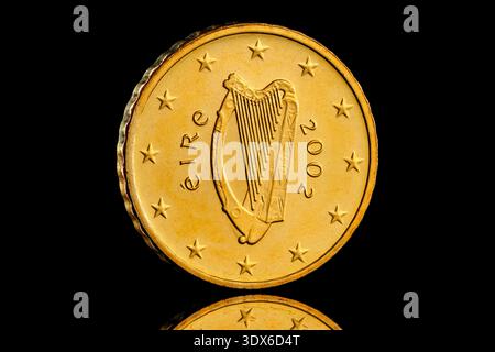 La pièce irlandaise de 10 cents , en circulation depuis 2002, présente la harpe celtique (conçue par Jarlath Hayes) avec « Éire » et l'année. Banque D'Images