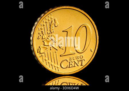 La pièce irlandaise de 10 cents , en circulation depuis 2002, présente la harpe celtique (conçue par Jarlath Hayes) avec « Éire » et l'année. Banque D'Images