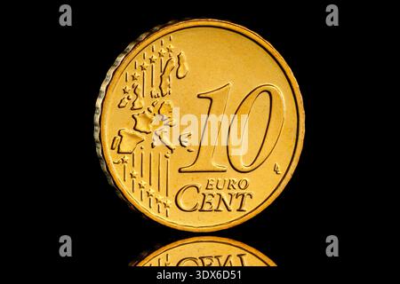 La pièce irlandaise de 10 cents , en circulation depuis 2002, présente la harpe celtique (conçue par Jarlath Hayes) avec « Éire » et l'année. Banque D'Images