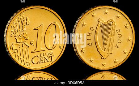 La pièce irlandaise de 10 cents , en circulation depuis 2002, présente la harpe celtique (conçue par Jarlath Hayes) avec « Éire » et l'année. Banque D'Images