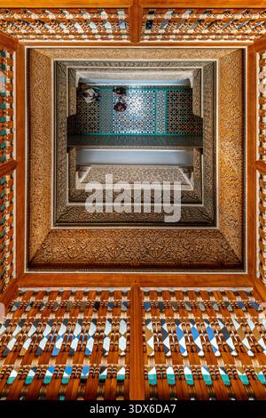 Marrakech, Maroc - 3 février 2026 : architecture mauresque exquise et cour symétrique de l'historique Madrasa Ben Youssef à Marrakech, Moro Banque D'Images