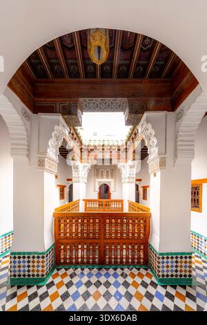 Marrakech, Maroc - 3 février 2026 : architecture mauresque exquise et cour symétrique de l'historique Madrasa Ben Youssef à Marrakech, Moro Banque D'Images