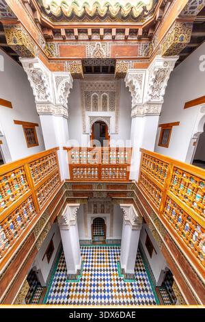 Marrakech, Maroc - 3 février 2026 : architecture mauresque exquise et cour symétrique de l'historique Madrasa Ben Youssef à Marrakech, Moro Banque D'Images