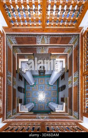 Marrakech, Maroc - 3 février 2026 : architecture mauresque exquise et cour symétrique de l'historique Madrasa Ben Youssef à Marrakech, Moro Banque D'Images