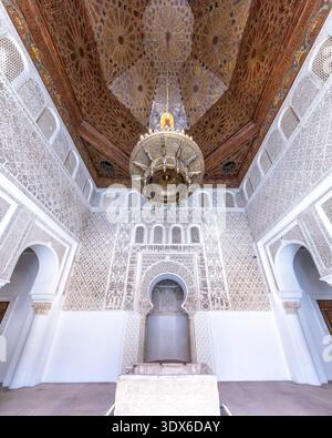 Marrakech, Maroc - 3 février 2026 : architecture mauresque exquise et cour symétrique de l'historique Madrasa Ben Youssef à Marrakech, Moro Banque D'Images