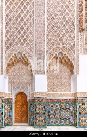 Marrakech, Maroc - 3 février 2026 : architecture mauresque exquise et cour symétrique de l'historique Madrasa Ben Youssef à Marrakech, Moro Banque D'Images