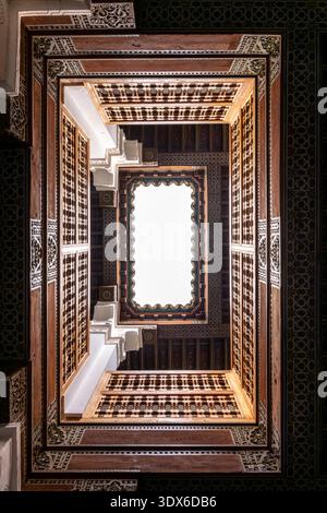 Marrakech, Maroc - 3 février 2026 : architecture mauresque exquise et cour symétrique de l'historique Madrasa Ben Youssef à Marrakech, Moro Banque D'Images