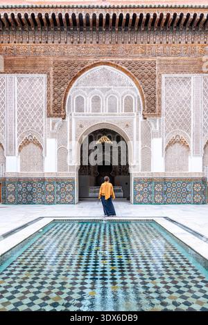 Marrakech, Maroc - 3 février 2026 : architecture mauresque exquise et cour symétrique de l'historique Madrasa Ben Youssef à Marrakech, Moro Banque D'Images