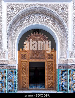 Marrakech, Maroc - 3 février 2026 : architecture mauresque exquise et cour symétrique de l'historique Madrasa Ben Youssef à Marrakech, Moro Banque D'Images