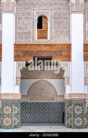 Marrakech, Maroc - 3 février 2026 : architecture mauresque exquise et cour symétrique de l'historique Madrasa Ben Youssef à Marrakech, Moro Banque D'Images