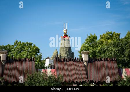 PLAILLY - FRANCE - JUILLET 2025 : vue de l'entrée du célèbre parc Astérix en France Banque D'Images