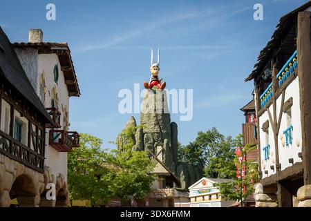 PLAILLY - FRANCE - JUILLET 2025 : vue de l'entrée du célèbre parc Astérix en France Banque D'Images