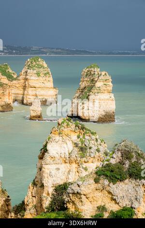 Superbes falaises calcaires de Ponta da Piedade, situées sur la côte sud du Portugal, baignées dans les eaux calmes de l'océan Atlantique, offrant Banque D'Images