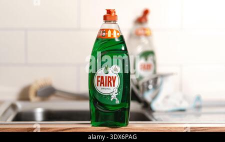 Une bouteille de liquide vaisselle Fairy original, un détergent à vaisselle populaire produit par Procter & Gamble (P&G), se trouve sur un comptoir de cuisine près d'un évier. Banque D'Images