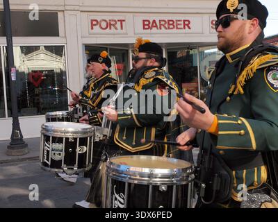 Port Jervis, New York propose Patrick's Day parade. Avec des cornemuses traditionnels et des marcheurs asiatiques-américains le long du Front, de nombreuses compagnies de pompiers ont également été créées. Banque D'Images