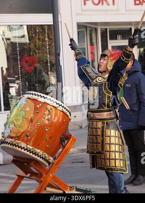 Port Jervis, New York propose Patrick's Day parade. Avec des cornemuses traditionnels et des marcheurs asiatiques-américains le long du Front, de nombreuses compagnies de pompiers ont également été créées. Banque D'Images