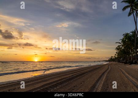 Lever de soleil sur les eaux calmes à Punta Cana République dominicaine avec peu de monde sur la plage Banque D'Images