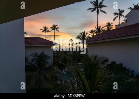 Vue depuis le balcon d'un Resort au lever du soleil à Punta Cana République dominicaine Banque D'Images