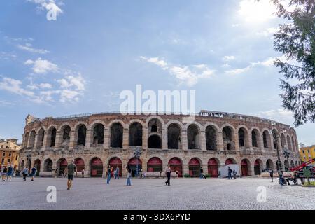 Vérone Italie - 1 septembre 2025 : les gens marchent devant l'amphithéâtre de Vérone Italie structure romaine antique utilisée pour les concerts Banque D'Images