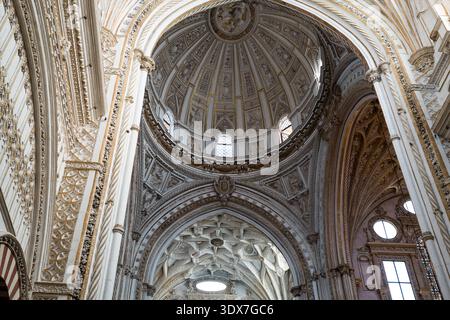 Intérieur de la mosquée-cathédrale de Cordoue (également connue sous le nom de Mezquita) en Espagne Banque D'Images