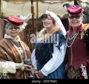 Grass Valley, 3 mai 2025. Au Celtic Festival, les participants sont habillés dans des tenues traditionnelles. Trois femmes se tiennent debout ensemble, portant un costume historique Banque D'Images