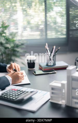 Finance banque de frais d'impôt comptabilité budget argent homme d'affaires accueil pour l'analyse des dépenses d'affaires économiser utiliser financier calculer comptable close up cal Banque D'Images