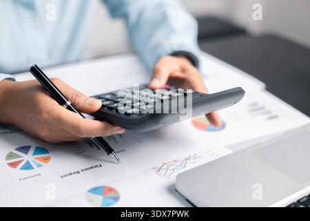 Finance banque de frais d'impôt comptabilité budget argent homme d'affaires main utiliser calculatrice financière calculer comptable gros plan calculatrice avec graphique w Banque D'Images
