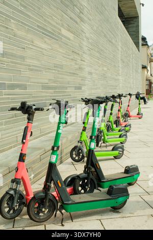 Oslo, Norvège - 28 juin 2024 : plusieurs scooters électriques et vélos de marque Bolt vert menthe garés à un endroit désigné sur un trottoir dans le centre d'Oslo Banque D'Images