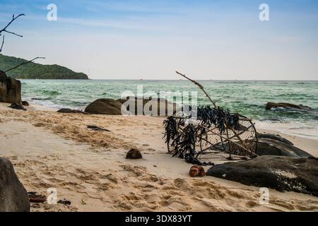 Piège à poissons rustique sur une plage tropicale de sable à Phu Quoc Vietnam Banque D'Images