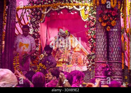 Les dévots célébrant Holi au temple Banke Bihari, Vrindavan, Uttar Pradesh, Inde – couleurs vibrantes, spiritualité et tradition culturelle. Banque D'Images