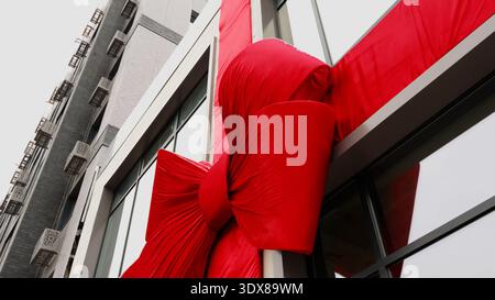 Extérieur du bâtiment moderne décoré d'un arc rouge géant Banque D'Images