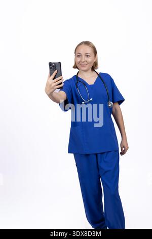 Infirmière ou médecin utilisant un smartphone Banque D'Images