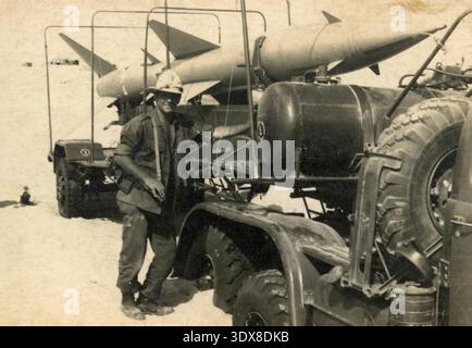 Soldat israélien posant avec le missile sol-air S-75 Dvina construit en Union soviétique équipement militaire égyptien capturé pendant le conflit du Sinaï, 1967 Banque D'Images