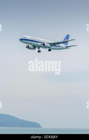 Phuket Thaïlande 25 11 2025 : un avion Airbus A320 dans la livrée de China Southern Airlines vole avec un train d'atterrissage libéré volant contre le backgrou Banque D'Images