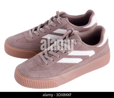 Baskets isolées sur fond blanc. Chaussures daim marron clair beige découpé. Banque D'Images