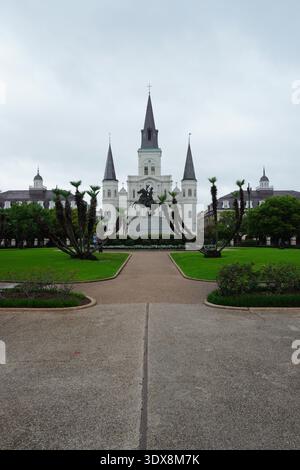 Jackson Square avec la statue équestre d'Andrew Jackson et la cathédrale Louis en arrière-plan, Nouvelle-Orléans, Louisiane, USA. Banque D'Images