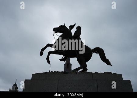 Silhouette de la statue équestre d'Andrew Jackson à Jackson Square, Nouvelle-Orléans, Louisiane, USA, contre un ciel nuageux dramatique. Banque D'Images