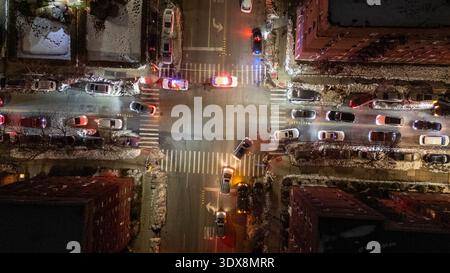 Vue aérienne de l'intersection de la ville la nuit avec le trafic Banque D'Images
